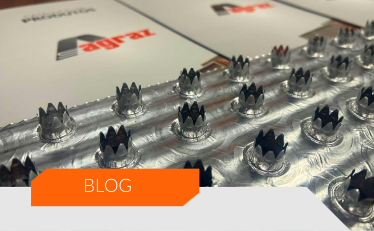 "Detalhe de aleta de alumínio estampada, utilizada na fabricação de trocadores de calor da Agraz, projetada para otimizar a troca térmica com alta eficiência e robustez."