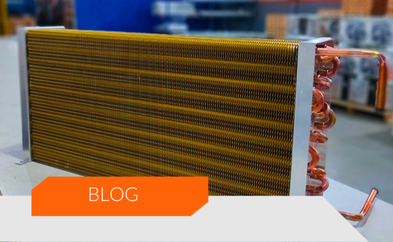 "Trocador de calor com aletas hidrofóbicas douradas em destaque, mostrando revestimento anticorrosivo e alta eficiência de troca térmica – tecnologia aplicada pela Agraz para maior durabilidade e desempenho."