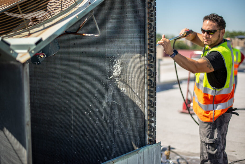 Manutenção de condensadores e evaporadores – limpeza pesada de serpentina