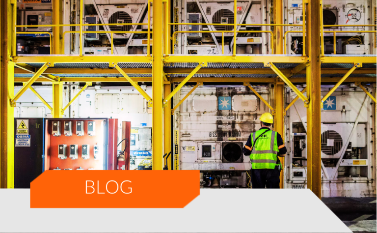 Técnico avaliando performance de container marítimo refrigerado