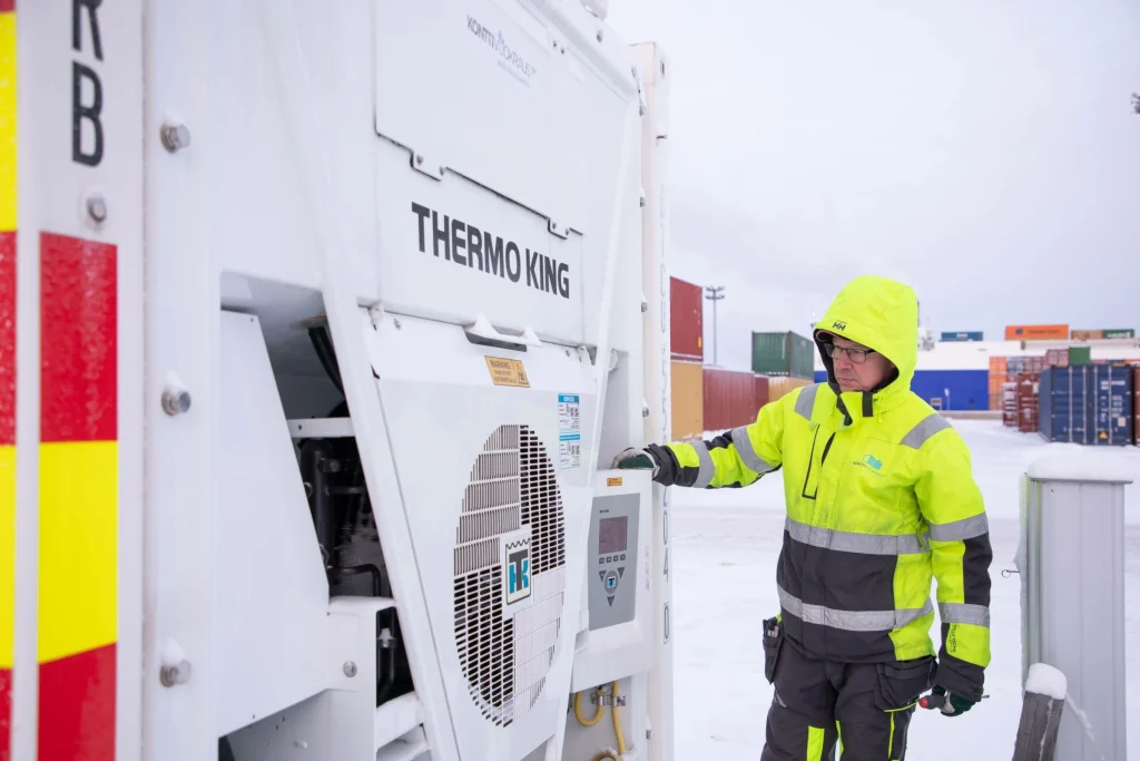 Técnico avaliando performance de container marítimo refrigerado